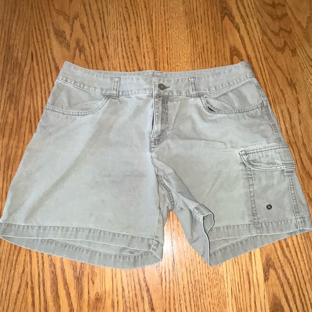 North Face cargo shorts size 12. Inseam-5”, Length-16”, Waist-16”. Gently worn.